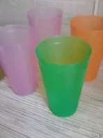 Продаются пластиковые цветные стаканчики